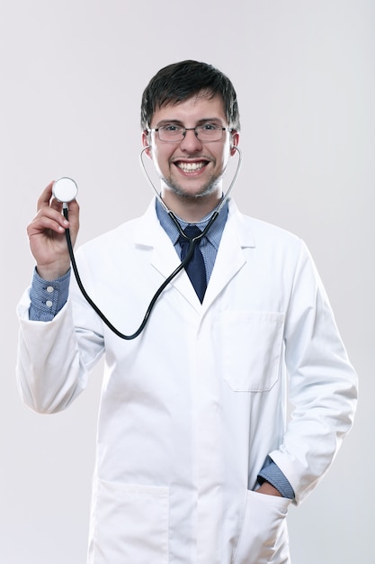 Jonge glimlachende arts met een stethoscoop