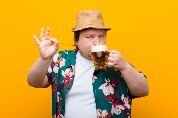 Jonge Grote Man Met Een Pint Bier Vlakke Muur Premium Foto