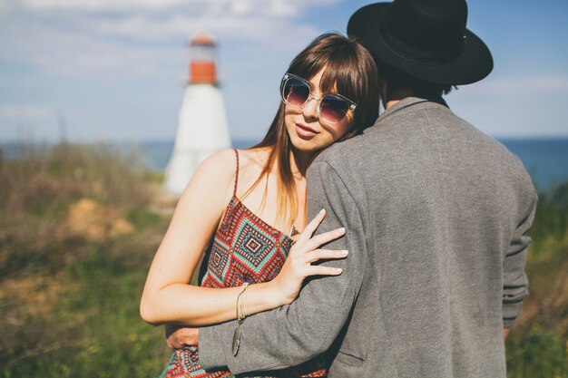 Jonge hipster paar poseren op het platteland