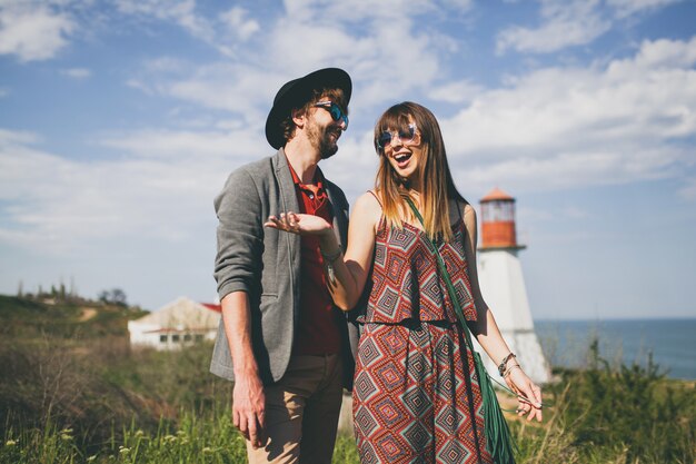 Jonge hipster paar poseren op het platteland