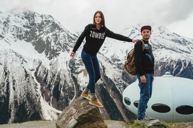 Jonge hipster paar verliefd wandelen in de bergen