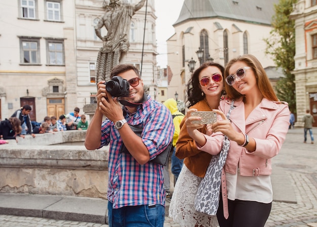 Jonge hipstervrienden die foto's maken