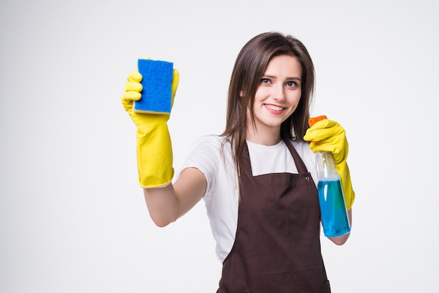 Jonge huisvrouw schoonmaken met deken en afwasmiddel geïsoleerd