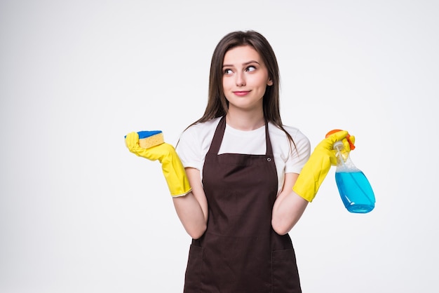 Jonge huisvrouw schoonmaken met deken en afwasmiddel geïsoleerd