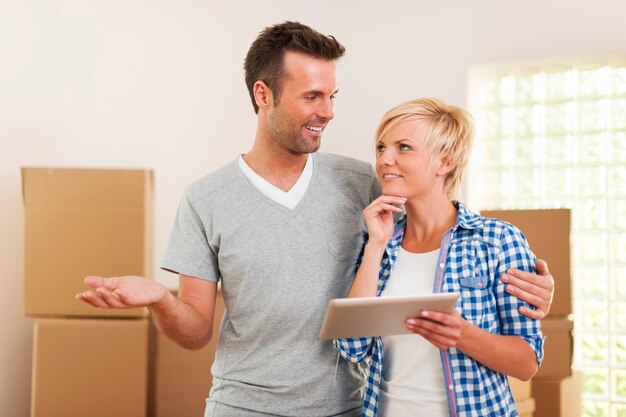 Jonge huwelijksplanningsdecoratie in nieuw appartement