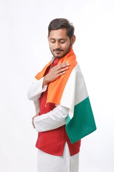 Jonge indiase man met indiase vlag op witte achtergrond.