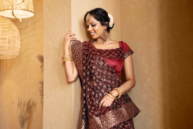 Jonge indische vrouw die sari . draagt