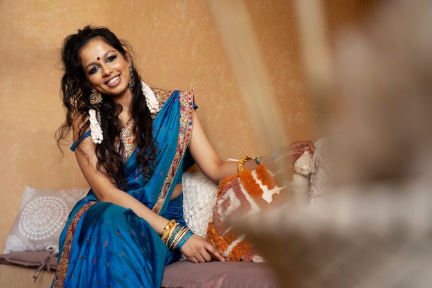 Jonge indische vrouw die sari . draagt