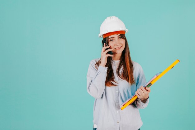 Jonge ingenieur die op telefoon spreekt