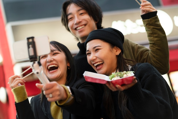 Jonge Japanse influencer neemt vlog op