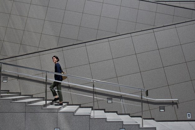 Jonge Japanse man die tijd buitenshuis doorbrengt