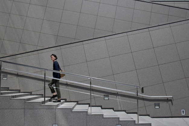 Jonge Japanse man die tijd buitenshuis doorbrengt