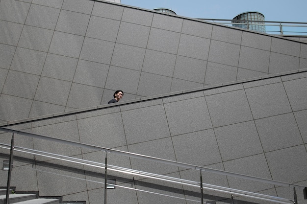 Jonge Japanse man die tijd buitenshuis doorbrengt