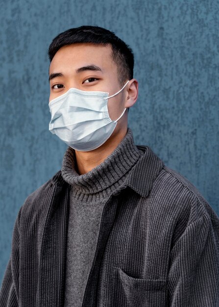 Jonge Japanse man met masker