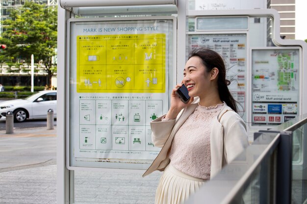 Jonge Japanse vrouw buitenshuis