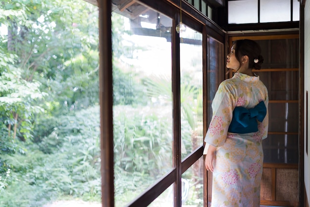 Jonge Japanse vrouw die een kimono draagt