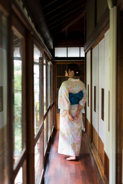 Jonge Japanse vrouw die een kimono draagt