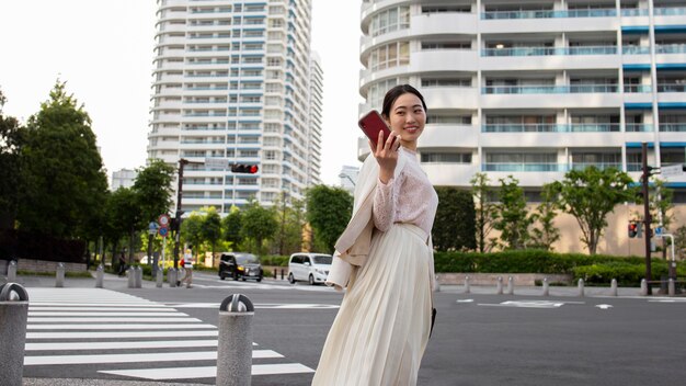 Gratis foto jonge japanse vrouw in de stad