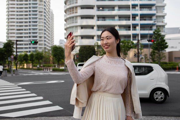 Jonge Japanse vrouw in een witte rok buitenshuis