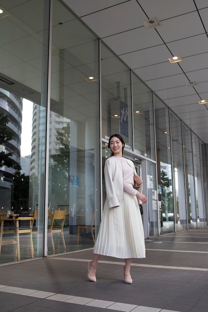 Jonge Japanse vrouw in een witte rok buitenshuis