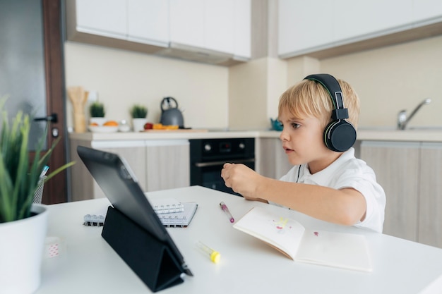 Jonge jongen aandacht besteden aan online klasse