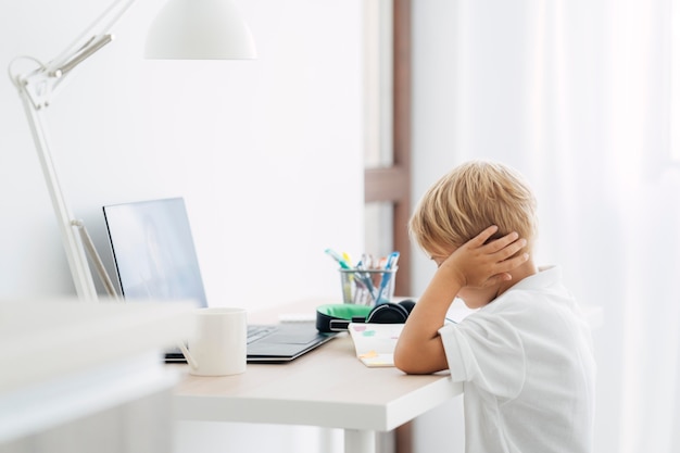 Gratis foto jonge jongen aandacht besteden aan online klasse