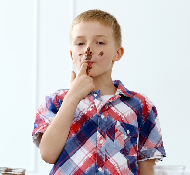 Jonge jongen bij de tafel