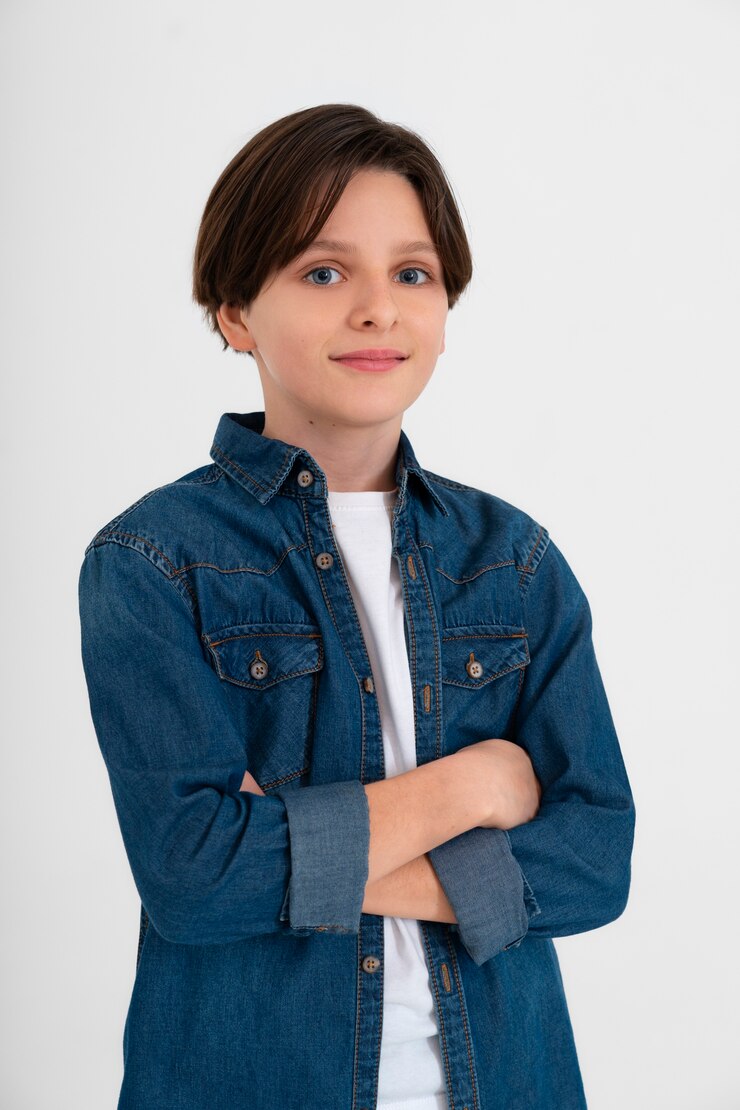 Gratis Foto jonge jongen die een denimkostuum draagt