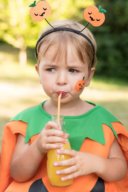 Jonge jongen die halloween viert