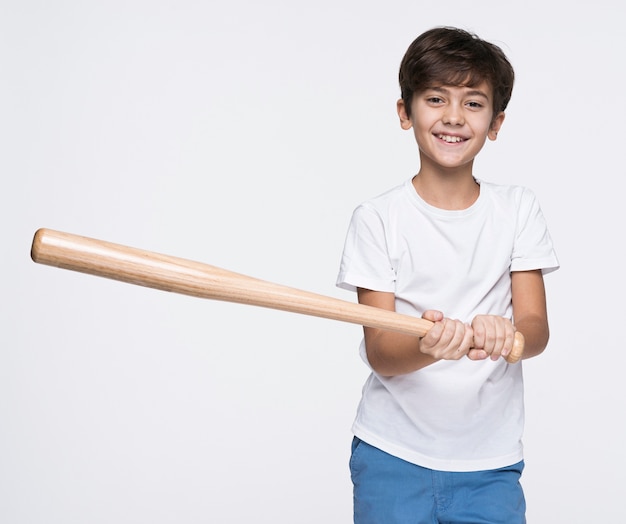 Jonge jongen die met honkbalknuppel raakt