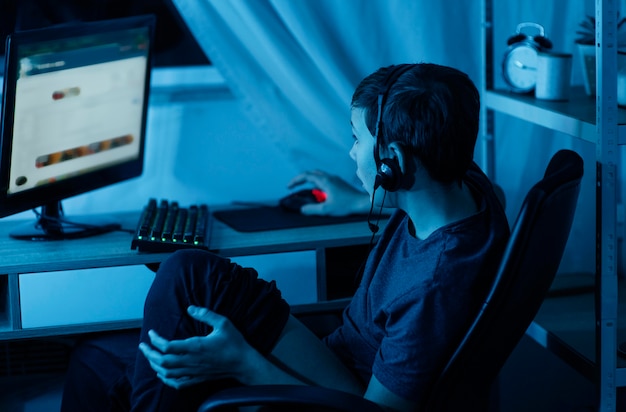 Jonge jongen die op computer speelt