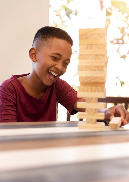 Jonge jongen die plezier heeft tijdens het spelen met zijn familie