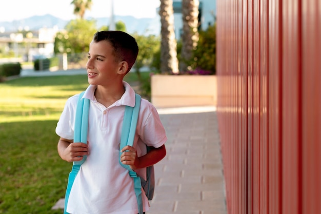 Gratis foto jonge jongen die weer naar school gaat