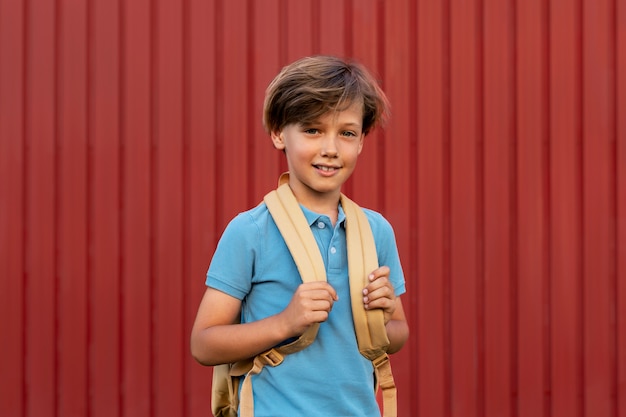 Jonge jongen die weer naar school gaat