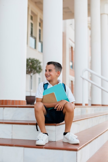 Gratis foto jonge jongen die weer naar school gaat