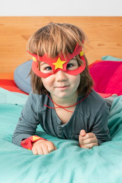 Jonge jongen met kostuum spelen