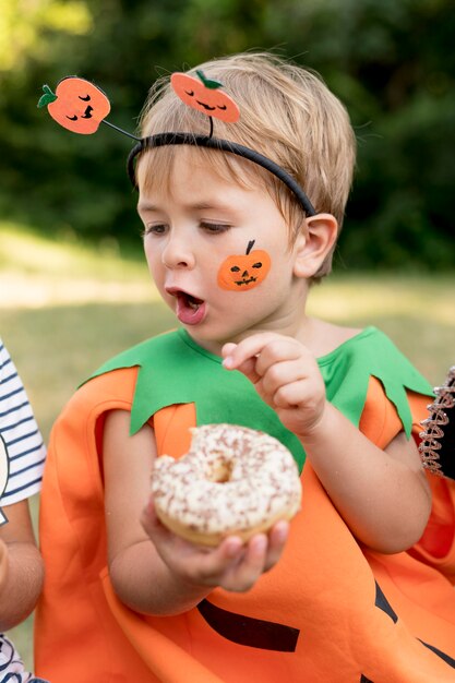 Jonge jongen met kostuum