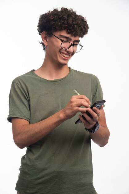 Jonge jongen met krullend kapsel het schrijven bericht.