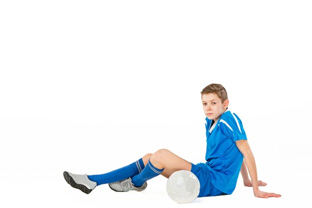 Jonge jongen met voetbal