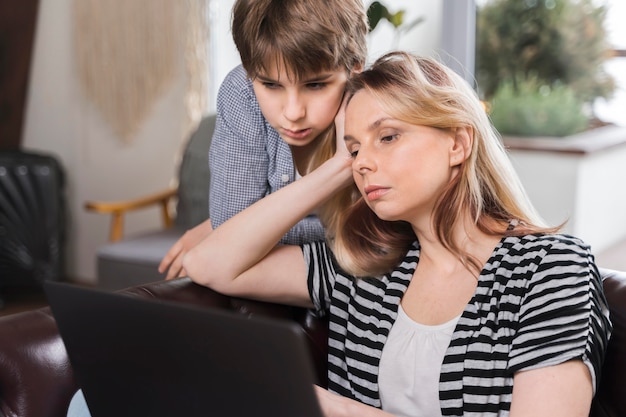 Jonge jongen nieuwsgierig om moeders te zien werken