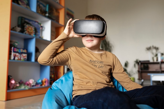 Jonge jongen probeert een vr-bril uit en heeft plezier