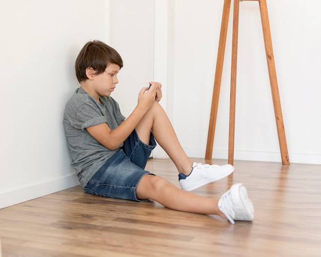 Jonge jongen spelen op smartphone