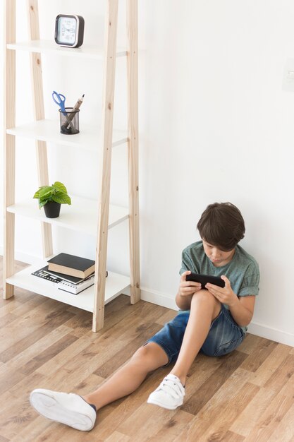 Jonge jongen spelen op smartphone