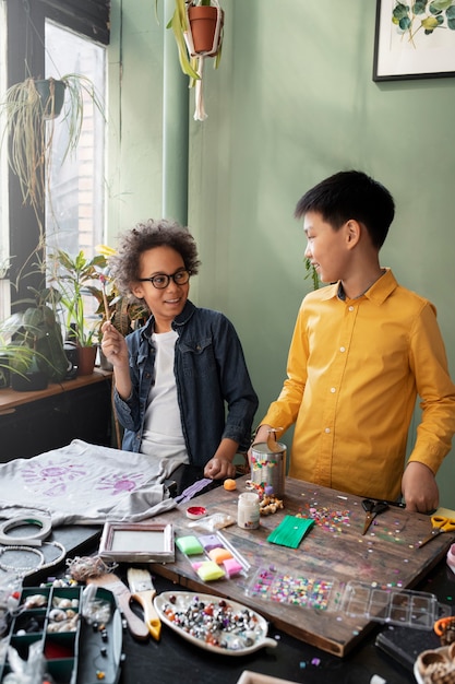 Jonge jongens die een doe-het-zelfproject maken van upcycled materialen