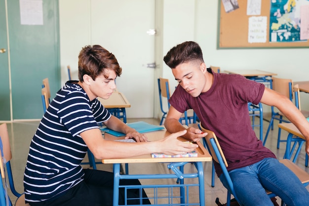 Jonge jongens leren en praten