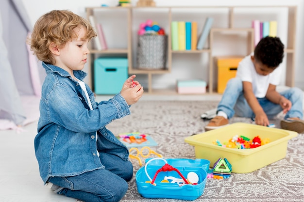 Jonge jongens spelen met speelgoed