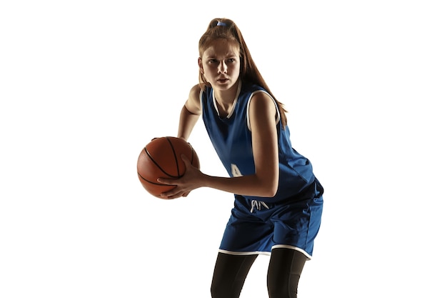 Jonge kaukasische vrouwelijke basketbalspeler van team in actie, beweging in run geïsoleerd op een witte achtergrond.