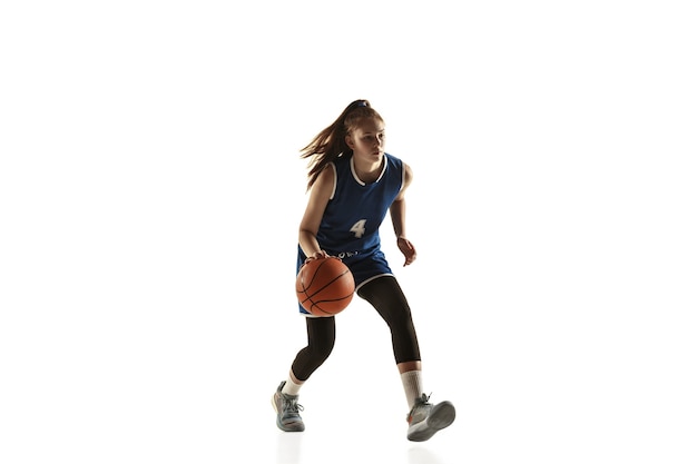 Jonge Kaukasische vrouwelijke basketbalspeler van team in actie, beweging in run geïsoleerd op een witte achtergrond.