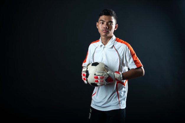 Jonge keeper voetbal man geïsoleerd van Academie voetbalteam