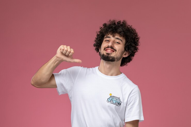 Gratis Foto jonge kerel die zichzelf laat zien